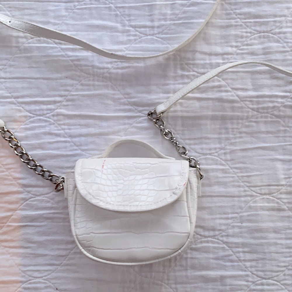 Mini white puse with crossbody strap